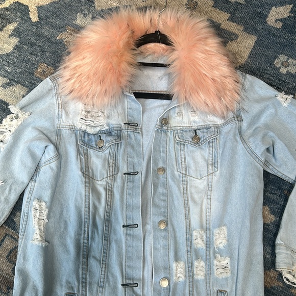Distressed Denim Jacket w Faux Fur collar - Picture 4 of 16